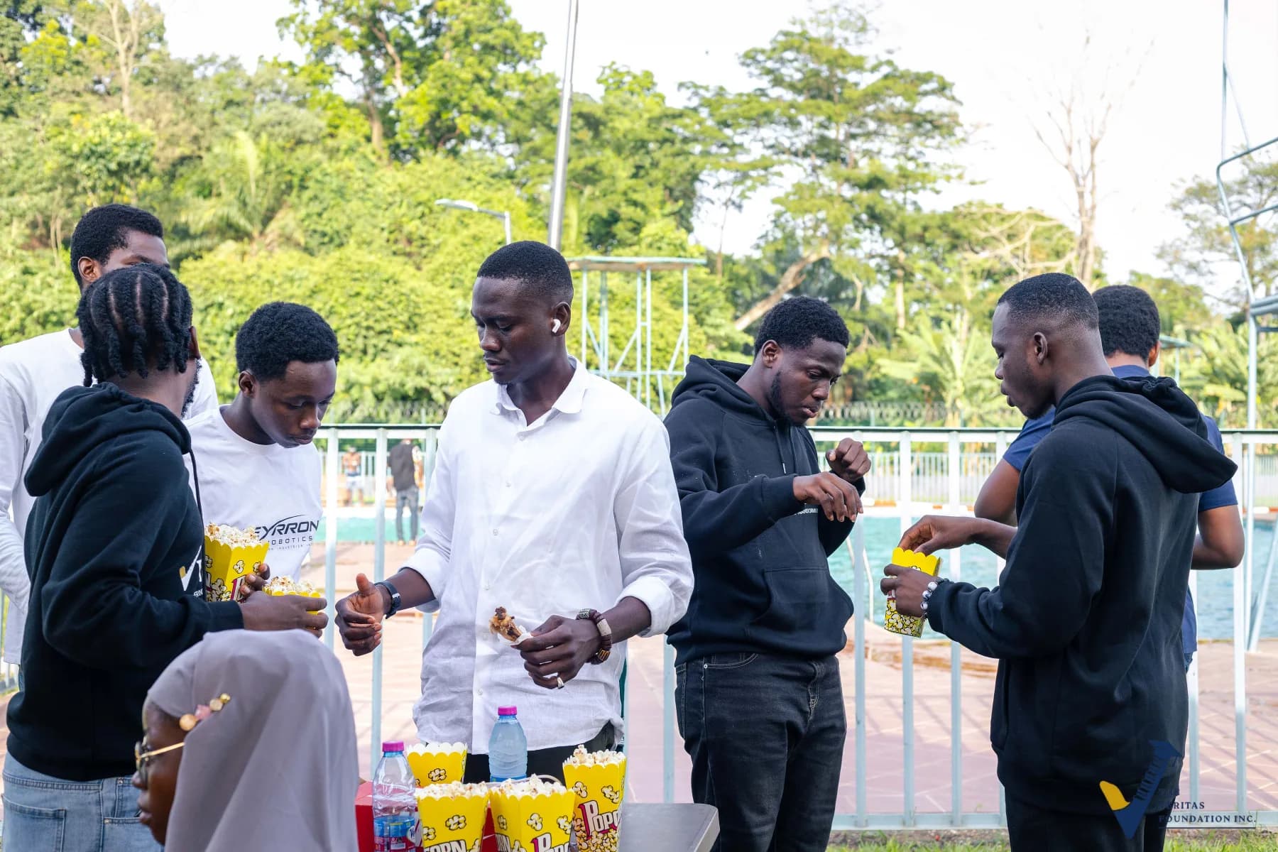 Veritas scholars sharing snacks at the Day 1 gathering